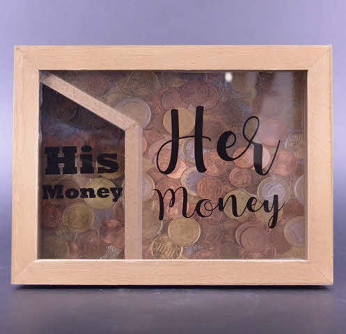 Spaarpot van hout, His and Her money, zwarte letters